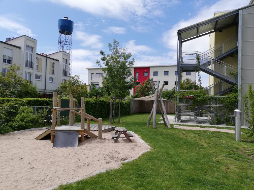 Spielplatz FW 23 m.Blick auf FW 25