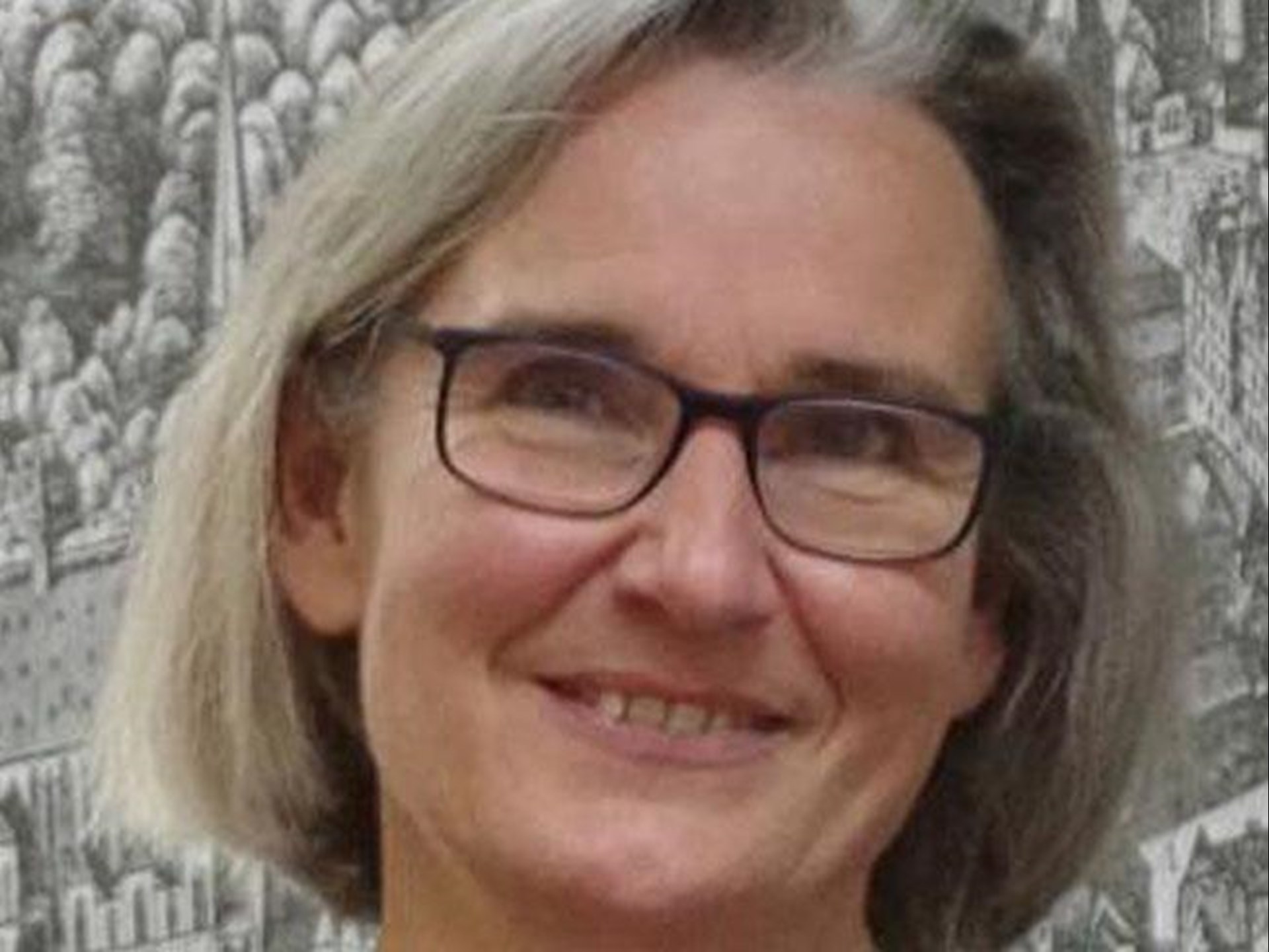 Eine Person mit kurzen, grauen Haaren.