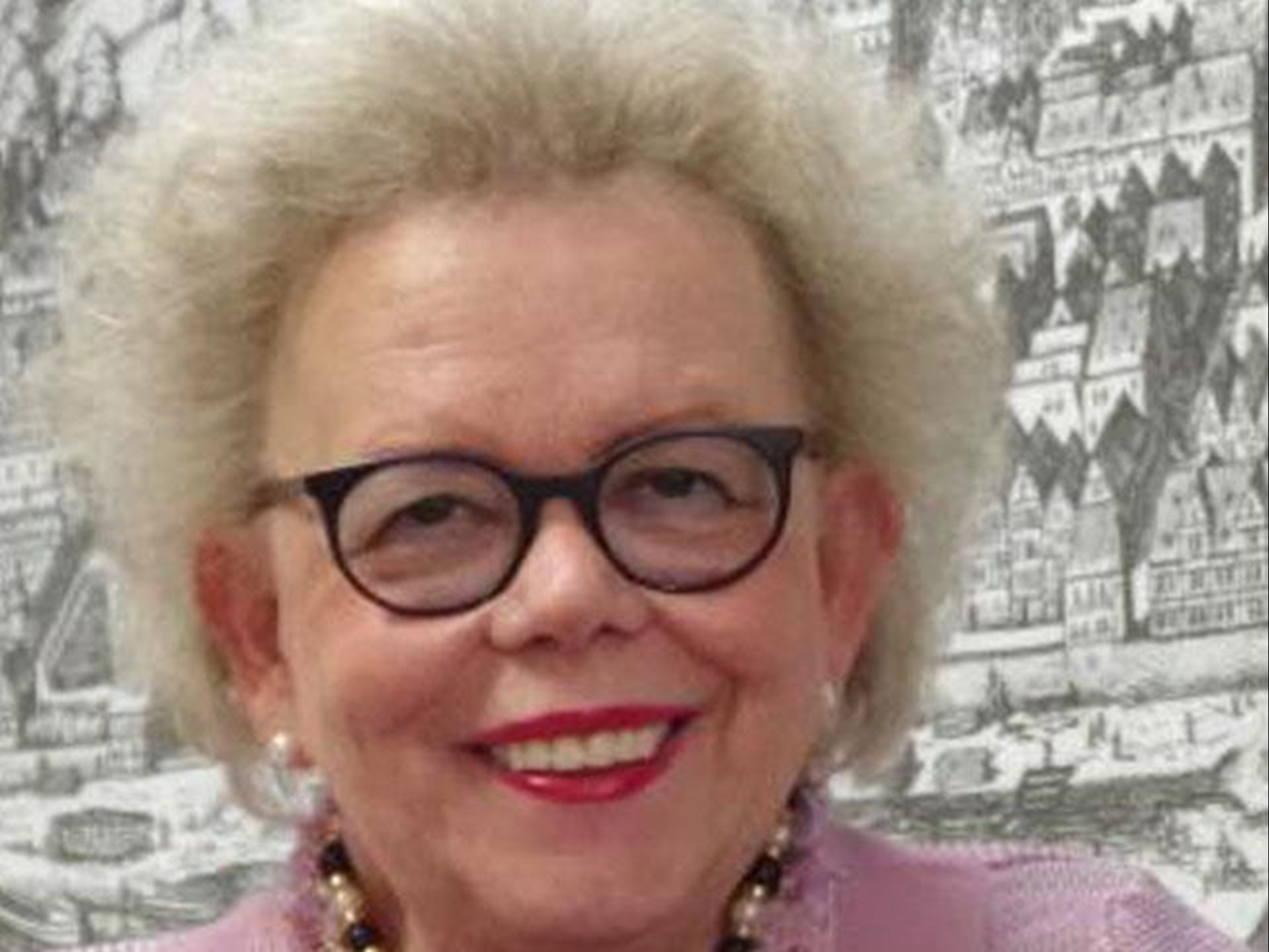 Die Person hat helles Haar und trägt ein rosa Kleidungsstück.