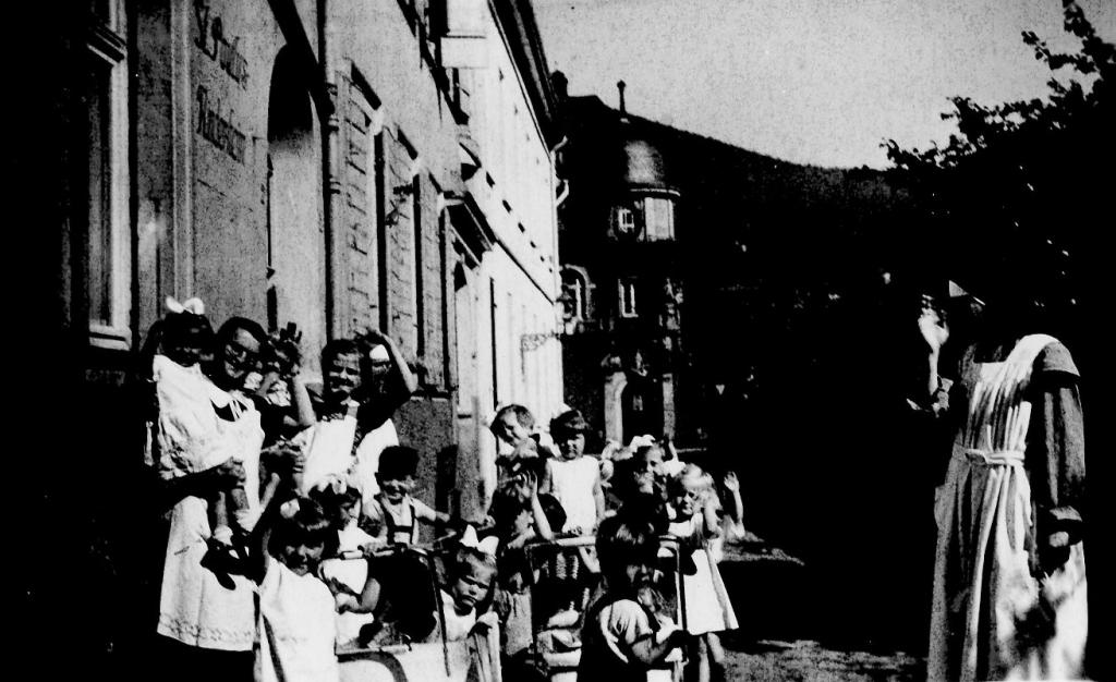 Paulusheim 30erJahre vor dem Haus